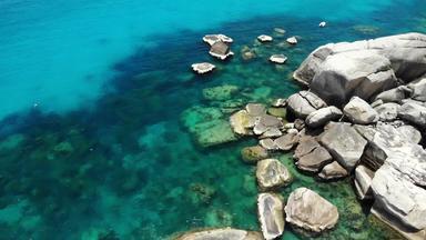 平静<strong>海</strong>水石头和平<strong>蓝色</strong>的<strong>海</strong>水灰色的巨石完美的的地方浮潜KOH我岛阳光明媚的一天泰国自然背景纹理